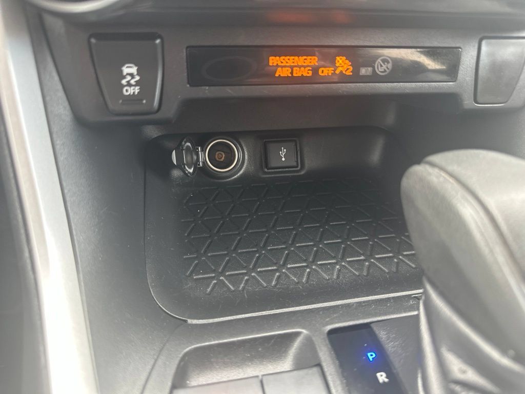 Used 2020 Toyota RAV4 XLE w/ Convenience Package AWD/4WD image 5