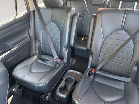 Used 2021 Toyota Highlander XLE AWD/4WD image 13