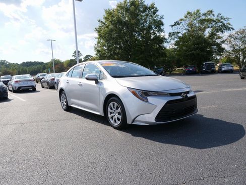 Used 2025 Toyota Corolla LE image 9