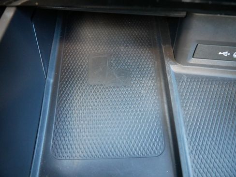 Certified 2024 Volkswagen Atlas Cross Sport SE w/ Panoramic Sunroof Package image 31