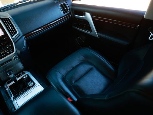 Used 2017 Toyota Land Cruiser image 27