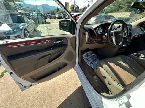 Used 2016 Chrysler Town & Country Touring FWD image 13