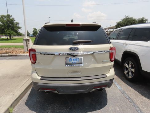 Used 2018 Ford Explorer XLT FWD image 11