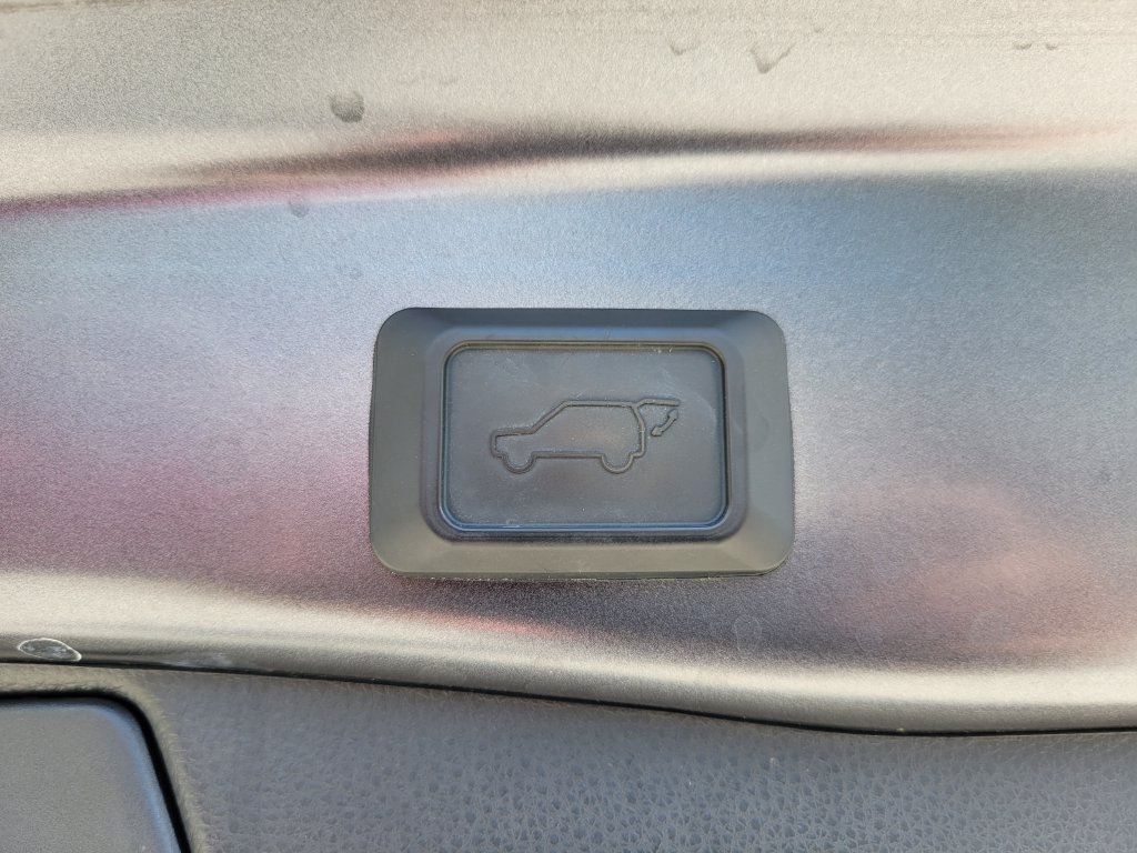 Used 2019 Toyota RAV4 XLE Premium FWD image 9