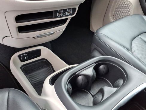 Used 2024 Chrysler Pacifica Touring-L FWD image 8