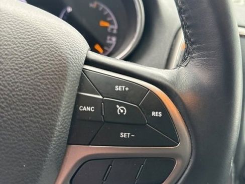 Used 2019 Jeep Grand Cherokee Laredo image 12