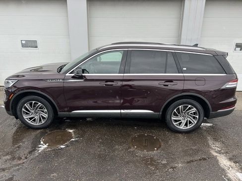 Used 2024 Lincoln Aviator AWD w/ Elements Package image 3