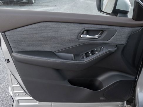 Used 2023 Nissan Rogue SV image 14