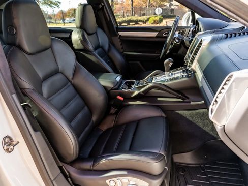 Used 2015 Porsche Cayenne Turbo image 13