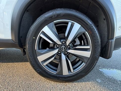 Used 2023 Nissan Rogue SL w/ SL Premium Package image 19