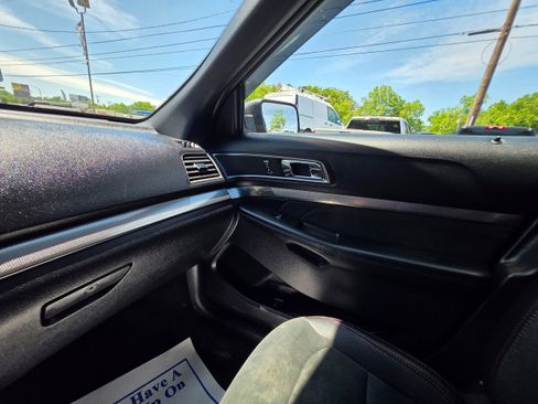 Used 2019 Ford Explorer XLT w/ Equipment Group 202A AWD/4WD image 14