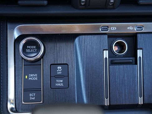 Used 2024 Lexus GX 550 w/ Cold Area Package AWD/4WD image 16