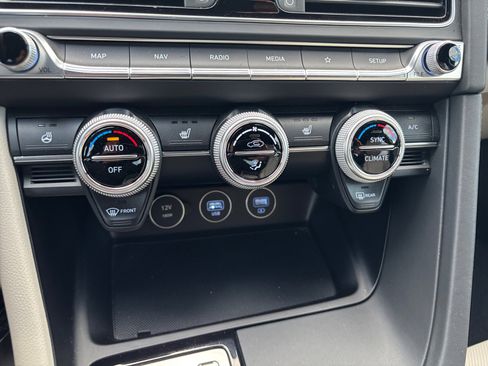 Used 2023 Genesis G70 2.0T image 12