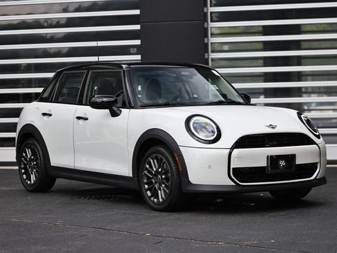 Used 2025 MINI Cooper 4-Door Hardtop FWD image 1