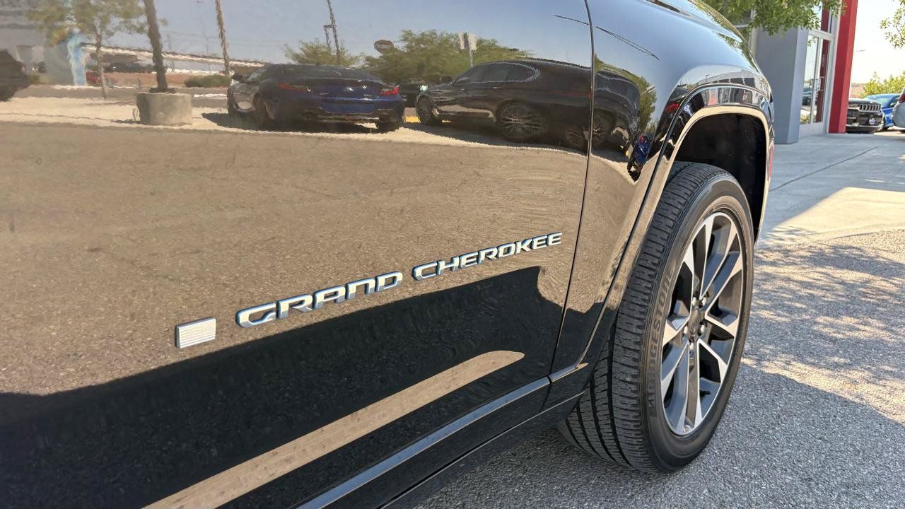 Used 2022 Jeep Grand Cherokee Overland w/ Advanced Protech Group III AWD/4WD image 3