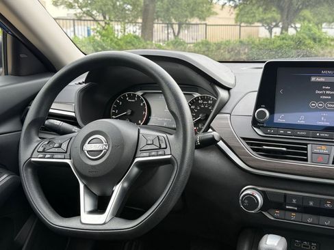 Used 2025 Nissan Altima 2.5 SV FWD image 35
