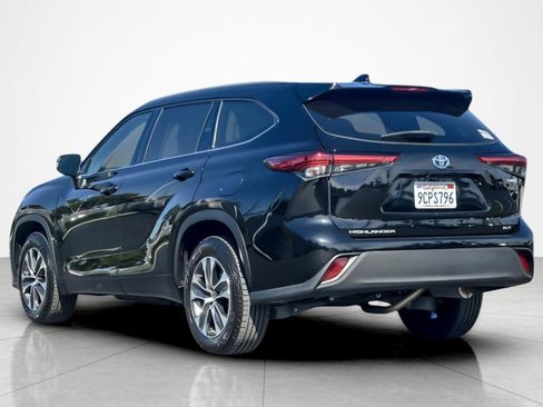 Certified 2022 Toyota Highlander XLE image 3