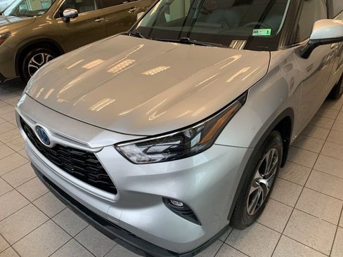 Used 2023 Toyota Highlander XLE AWD/4WD image 2