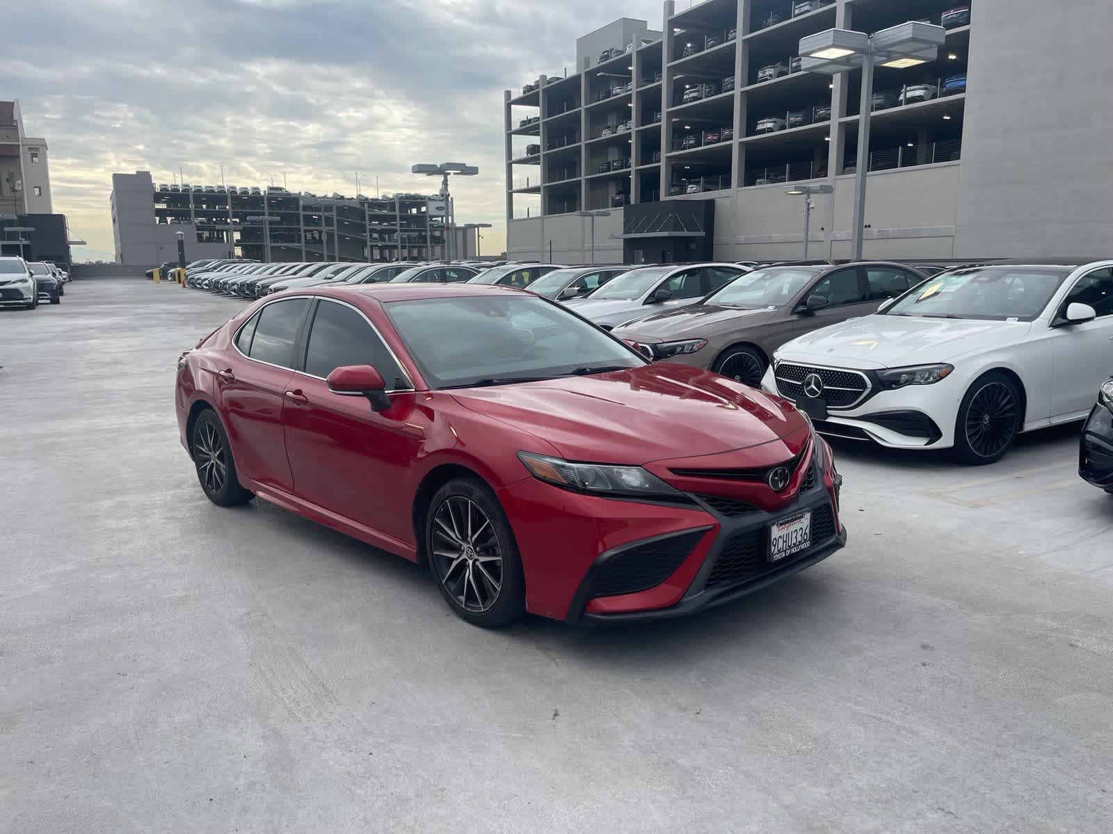 Used 2022 Toyota Camry SE w/ Carpet Mat Package (TMS) FWD image 2