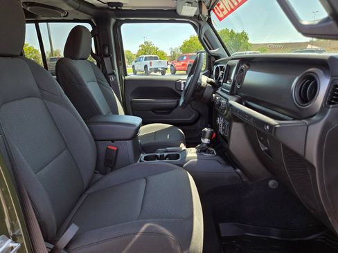 Used 2023 Jeep Wrangler Unlimited w/ Convenience Group AWD/4WD image 18