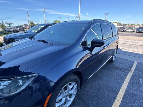 Used 2017 Chrysler Pacifica Touring-L w/ Tire & Wheel Group FWD image 2