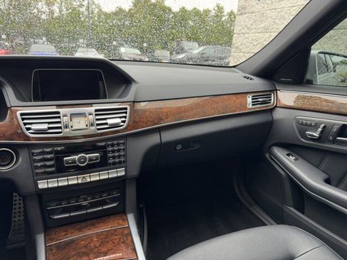 Used 2014 Mercedes-Benz E 550 4MATIC Sedan image 31