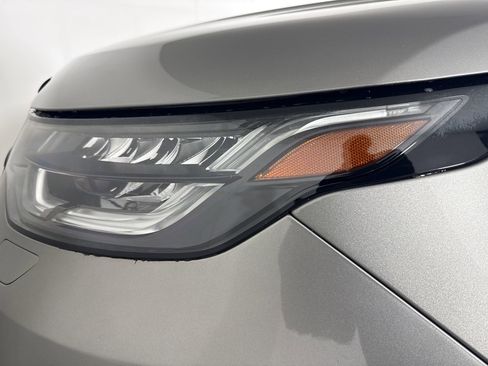 Used 2017 Land Rover Discovery First Edition AWD/4WD image 12