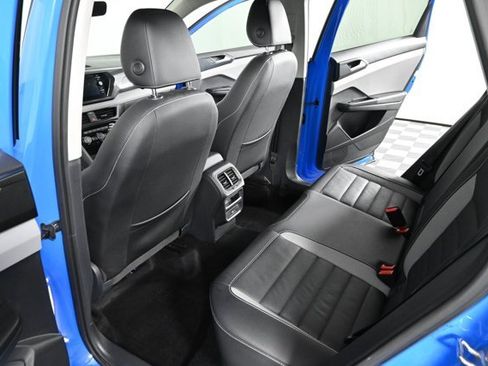 Certified 2022 Volkswagen Taos SEL w/ Panoramic Sunroof Package image 17