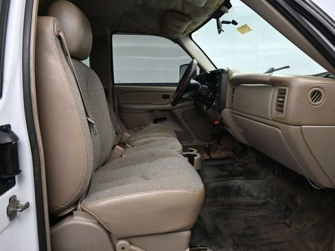 Used 2005 Chevrolet Silverado 2500 W/T w/ Heavy-Duty Power Package AWD/4WD image 9
