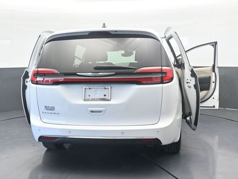 Used 2023 Chrysler Pacifica Touring-L image 76