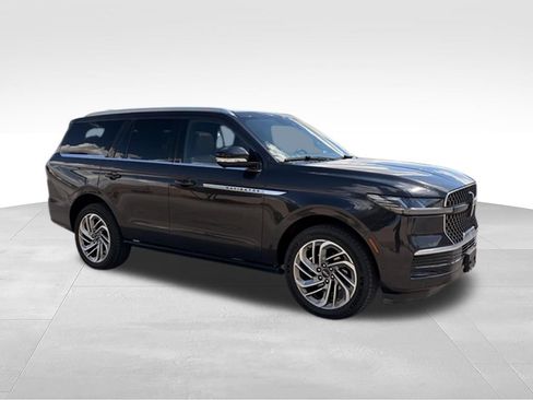 Used 2025 Lincoln Navigator Reserve AWD/4WD image 5