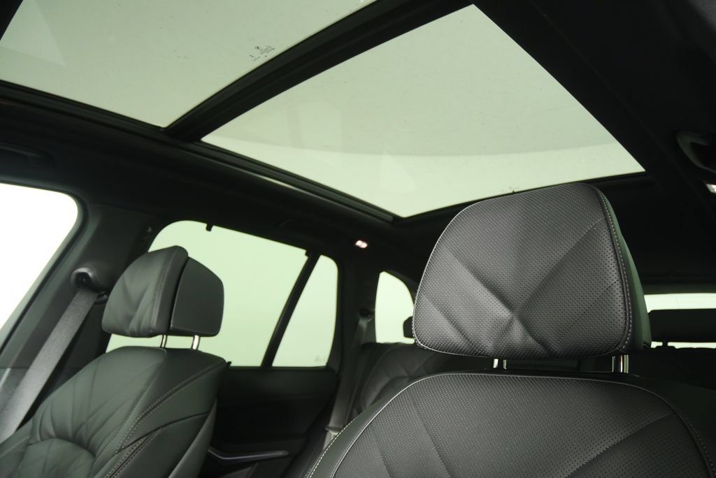 Used 2026 BMW X5 xDrive40i w/ M Sport Package AWD/4WD image 12