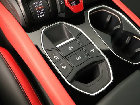 Used 2025 Lamborghini Urus SE AWD/4WD image 31