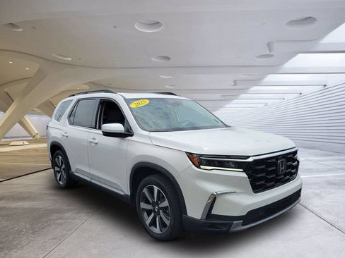 Used 2025 Honda Pilot Touring image 1