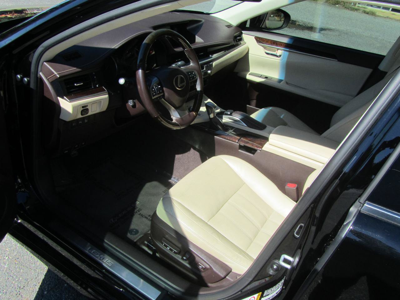 Used 2016 Lexus ES 350 w/ Luxury Package w/Wood Trim FWD image 17
