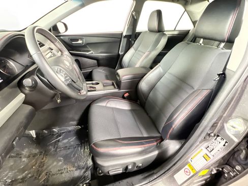 Used 2017 Toyota Camry SE image 18