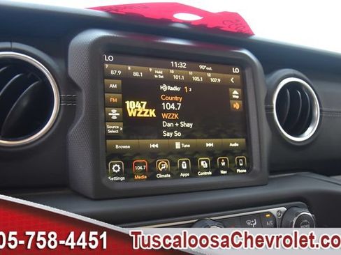 Used 2018 Jeep Wrangler Unlimited Sahara AWD/4WD image 36