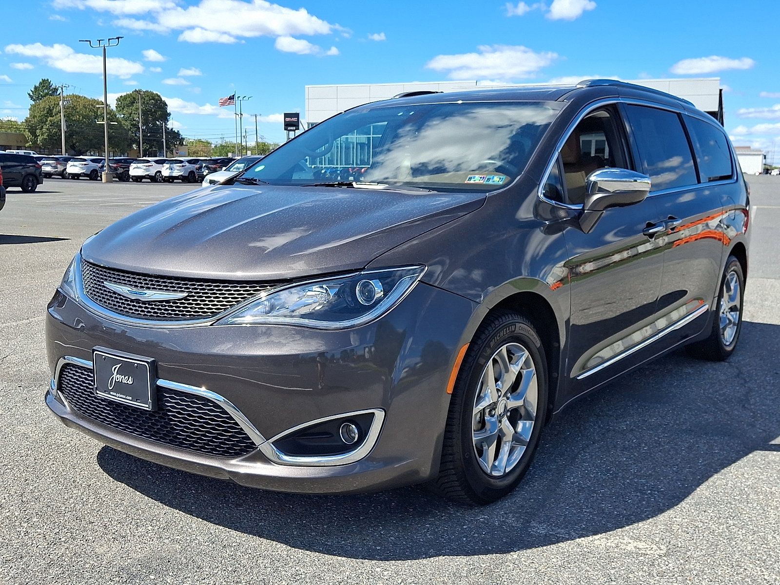 Used 2018 Chrysler Pacifica Limited FWD image 3