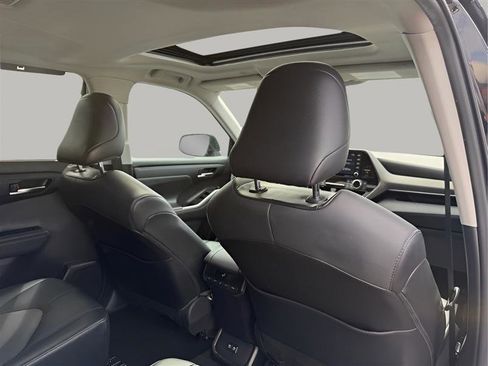 Used 2021 Toyota Highlander XLE image 37