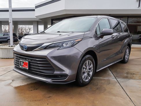 Used 2024 Toyota Sienna LE image 4