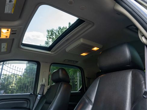Used 2011 Cadillac Escalade Luxury AWD/4WD image 12