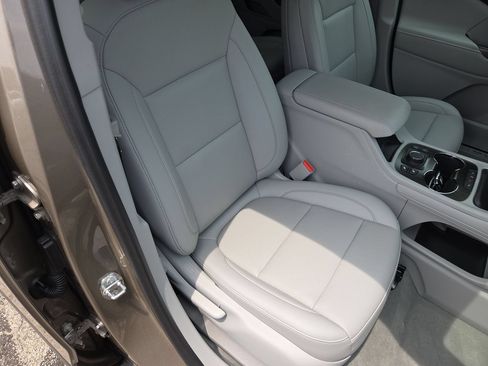 Used 2023 GMC Acadia SLT FWD image 18
