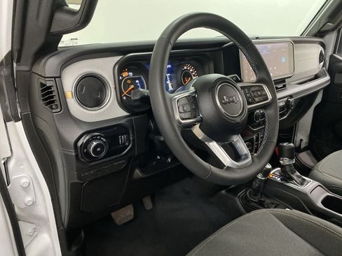 Used 2025 Jeep Wrangler Unlimited Sahara AWD/4WD image 2