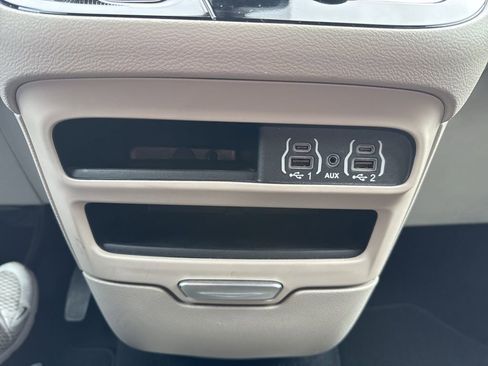 Used 2023 Chrysler Pacifica Touring-L FWD image 18