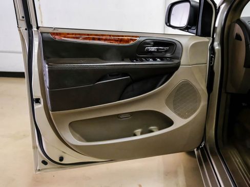 Used 2016 Chrysler Town & Country Touring-L FWD image 45