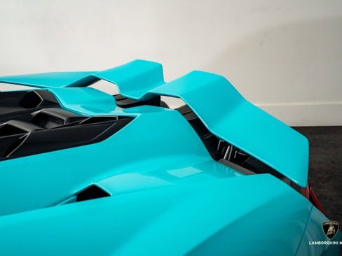 Used 2025 Lamborghini Revuelto image 13