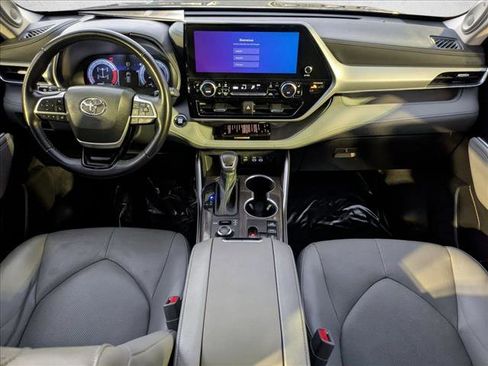 Used 2023 Toyota Highlander Platinum image 16