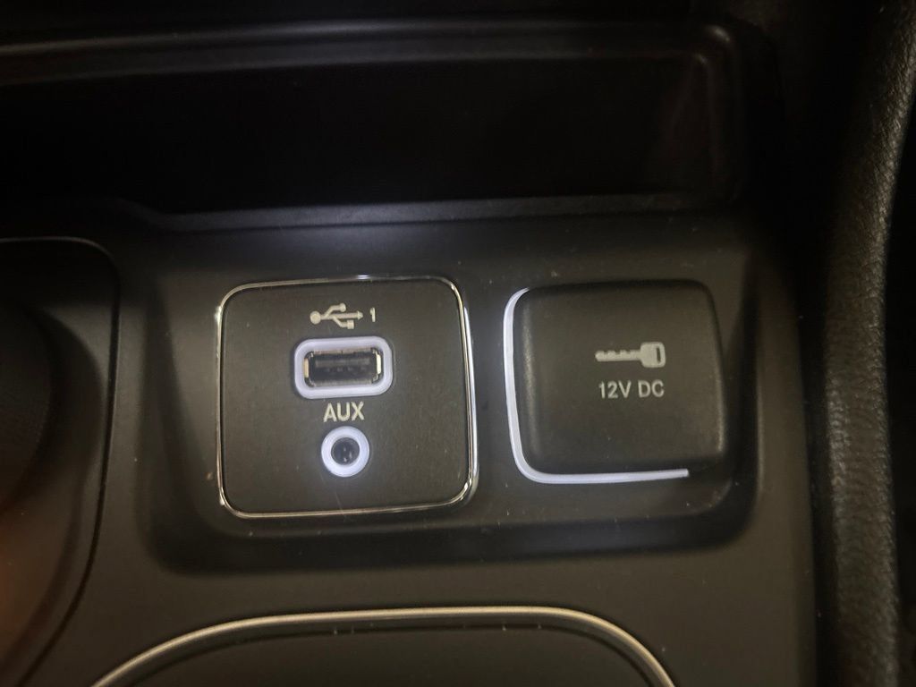 Used 2019 Jeep Cherokee Latitude Plus w/ Cold Weather Group AWD/4WD image 18