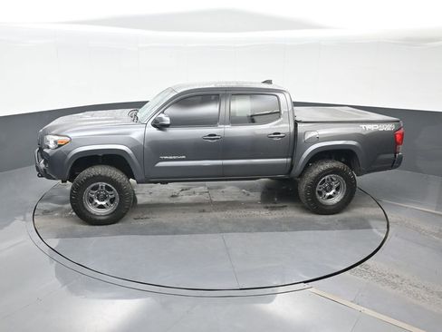Used 2017 Toyota Tacoma TRD Sport w/ Tow Package (A/T) AWD/4WD image 18
