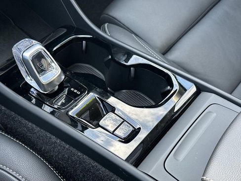 Used 2025 Volvo XC40 B5 Plus image 32